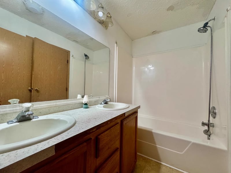 Upstairs bathroom tub, shower, and double vanity