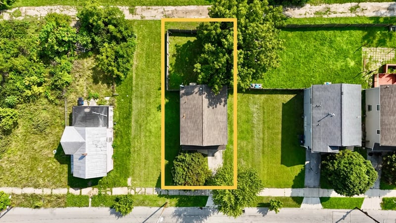 Overhead aerial view showing the 737 Tecumseh Street lot boundaries