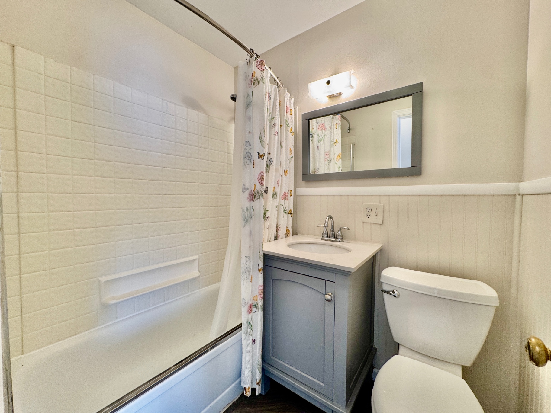 Updated full bathroom with vanity and tub shower