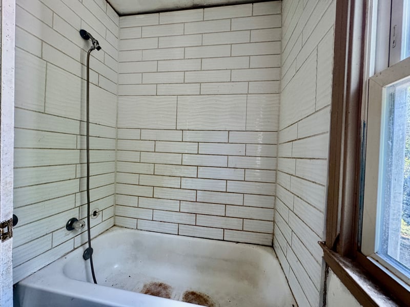 Bathtub and tile surround in the full bathroom at 510 Richards Road